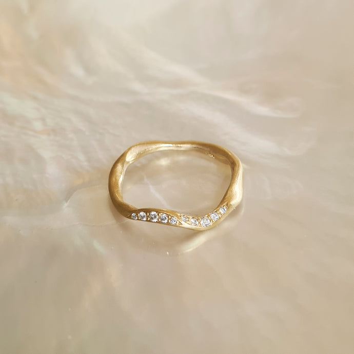 Swirly Diamond ring