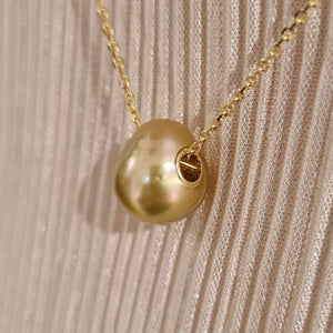 Golden South Sea Pearl pendant with 18kt gold.