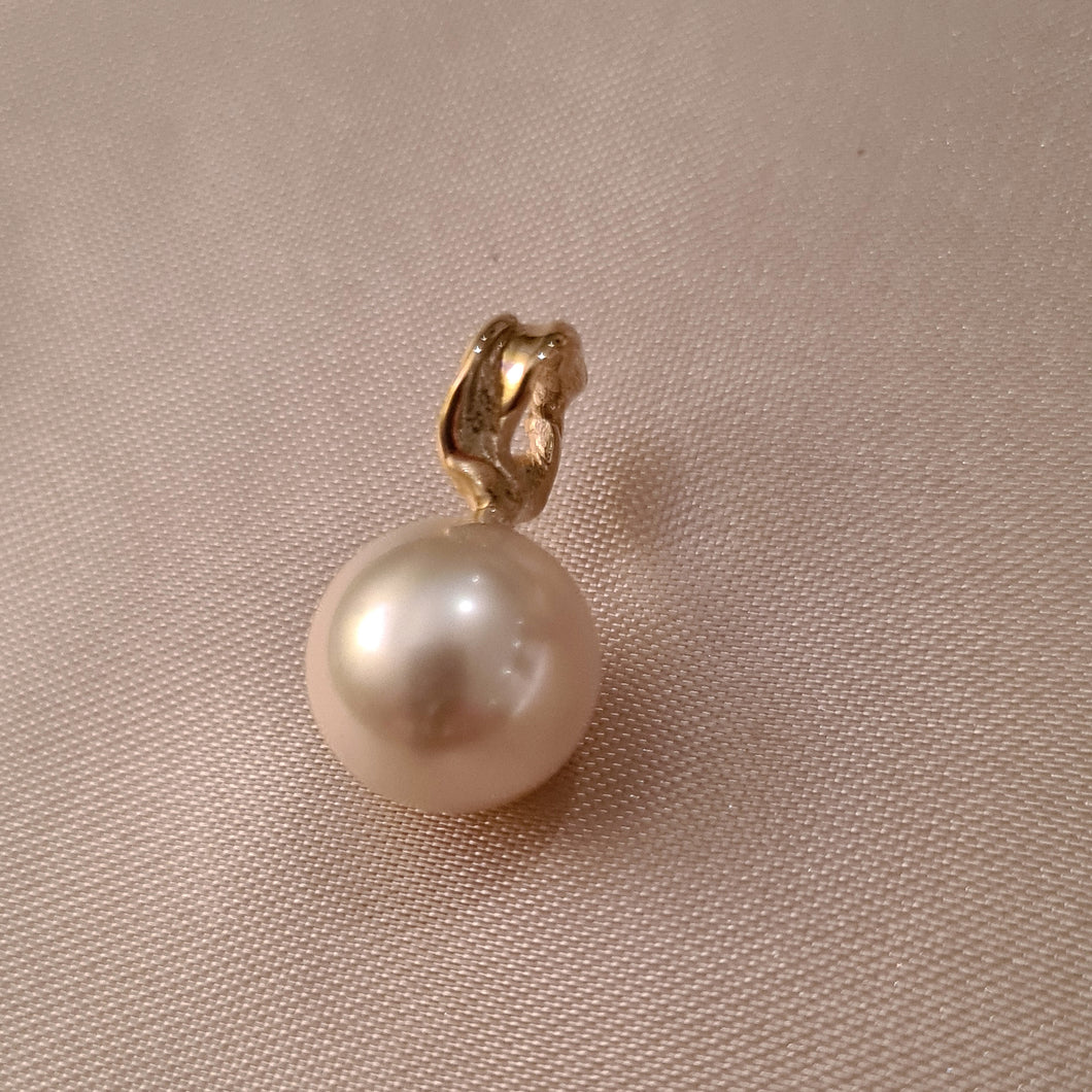 Creme Pearl pendant