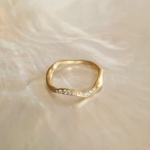 Swirly Diamond ring