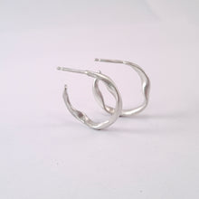 Load image into Gallery viewer, SWIRL hoop earring, silver